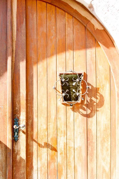 Porte en bois médiévale française avec grille de protection métallique élégante o — Photo