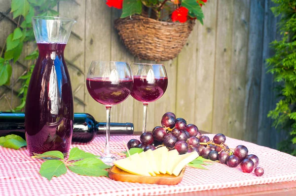 Set de vino perfecto para disfrutar relajadamente del verano — Foto de Stock