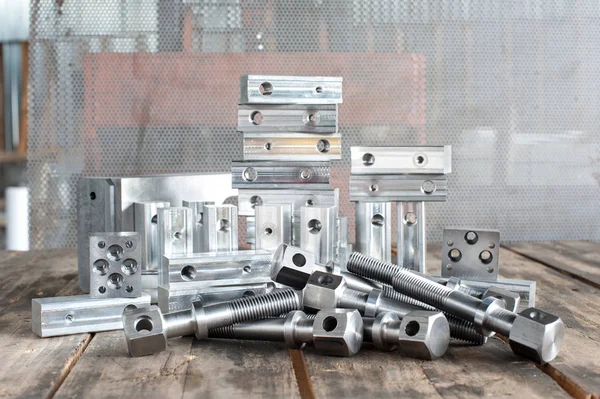 Viele neue quadratische Eisen-Details - leer. Metalltechnik. — Stockfoto