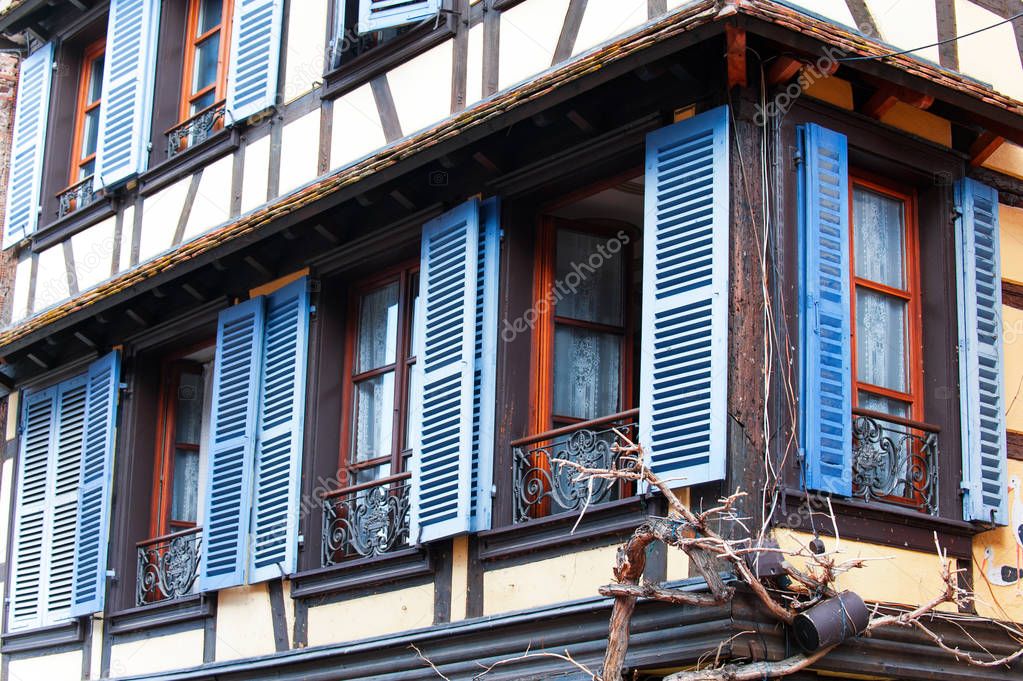 Französische Fenster im provenzalischen Stil mit blauen