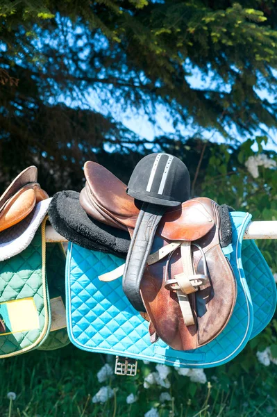 Lovas sport felszerelések és tartozékok, lóg a kerítésen — Stock Fotó