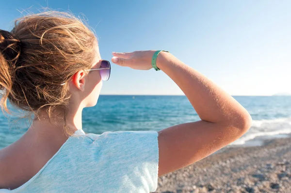 Jeune belle fille regardant vers l'horizon de l'océan sur le bord de la mer — Photo