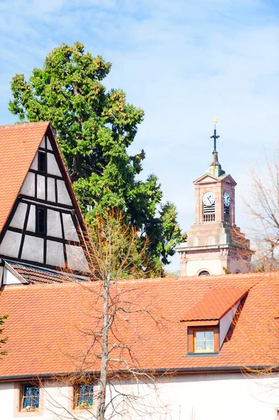 Vista del castillo francés clásico con reloj y tejados de tejas rojas — Foto de Stock