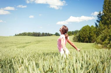 Yaz keyfi! Mutlu kız yumuşak yaz inbreathing wi