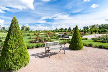 Çim yeşil ağaçların süs Bahçe Rundale üçgen şeklinde