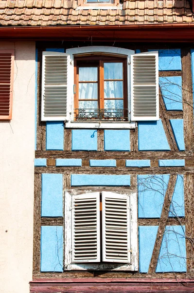 Casa azul de estilo provenzal francés con ventanas. Alsacia, Francia . — Foto de Stock