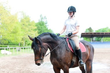 Genç güzel genç kız bir binicilik Binicilik Okulu