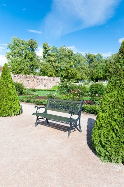 Triangle shaped topiary green trees in ornamental garden Rundale — Stock Photo, Image