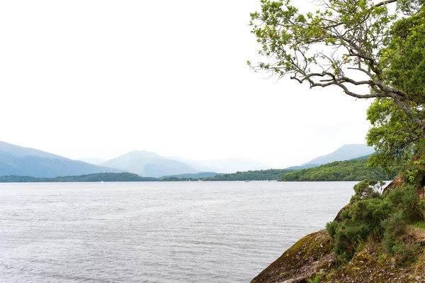 Bewolkte landschap met regenachtig weer op Loch Lomond meer — Stockfoto