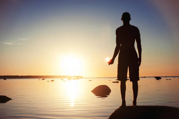 Magia del sol. Hombre sosteniendo el reflejo del sol en la mano . — Foto de Stock