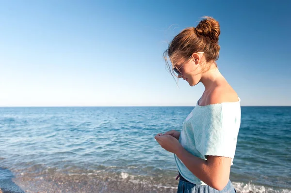 Jeune jolie adolescente marchant et contemplant la Méditerranée — Photo