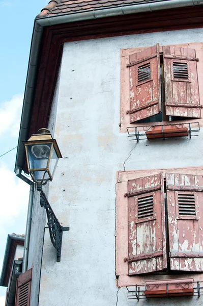 Ancienne maison en pierre de style provençal avec volets en bois — Photo