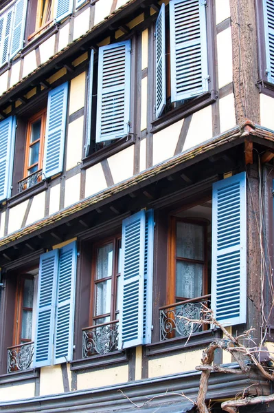 Ventanas francesas de estilo provenzal con persianas de madera azul. Alsacia — Foto de Stock