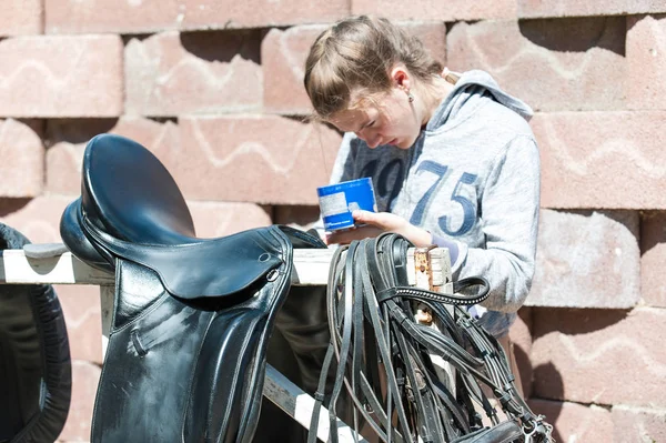 Adolescente menina equestre limpa preto couro cavalo sela — Fotografia de Stock