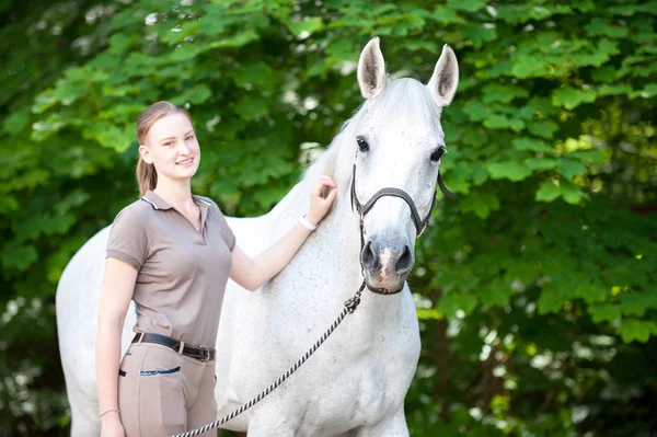 Porträt der schönen weißen Pferd mit hübschen jungen Teenager-Mädchen — Stockfoto