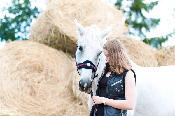Porträt der jungen blonden Teenagerin mit dem weißen Pferd — Stockfoto