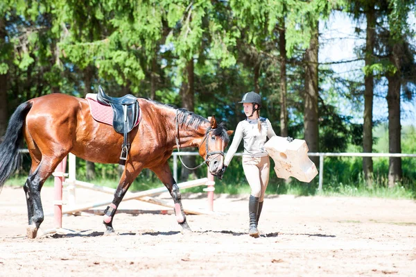 Tienermeisje Paardensport op paardrijden school plaats — Stockfoto