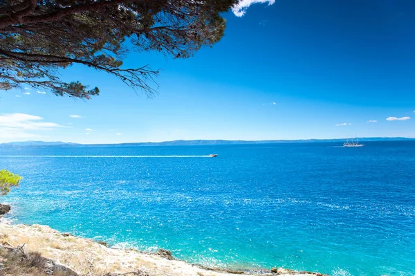 Spettacolare vista sul mare Adriatico con barca galleggiante in Dalmazia — Foto Stock