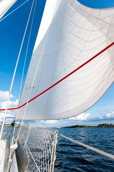 Yacht bianco naviga alla luce del sole su sfondo cielo nuvoloso blu . — Foto Stock