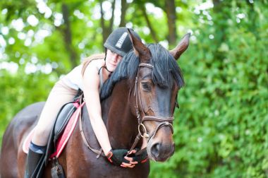 Genç genç bayan binicilik favori Fransız göğsüne kucaklayan