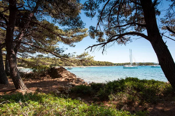 Uitzicht op de Adriatische zee en de rustige baai met drijvende boten — Stockfoto