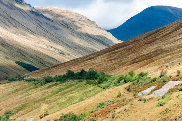Великі шотландські гори і високогір'я на сонячному світлі на видовищі — стокове фото