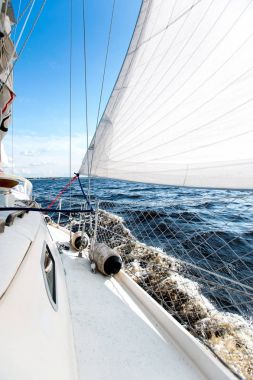 Beyaz yelkenli yat bir hızda kıyıya yüzüyor 