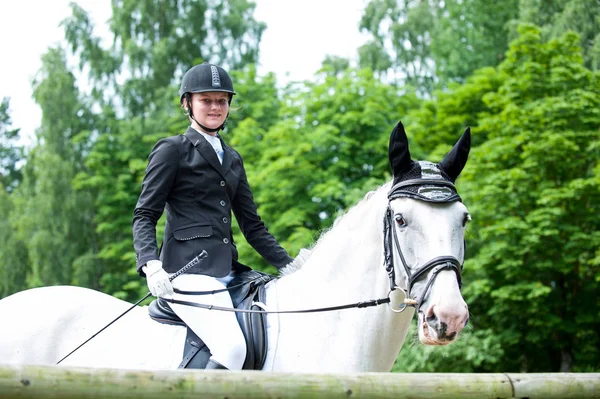 Joven adolescente cabalgando a caballo preparándose para la competencia — Foto de Stock