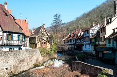 Fransız geleneksel yarı ahşap evleri ve Ka La Weiss Nehri