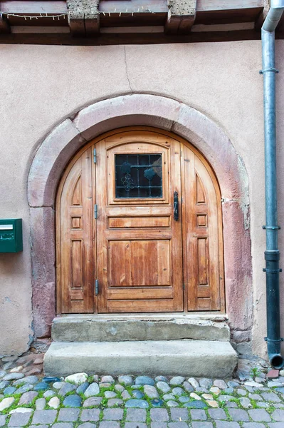 Antigua puerta rústica de madera de una casa medieval, Eguisheim, Alsac — Foto de Stock
