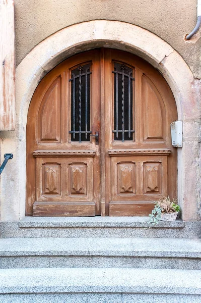 Ancienne porte rustique en bois d'une maison médiévale, Eguisheim, Alsac — Photo