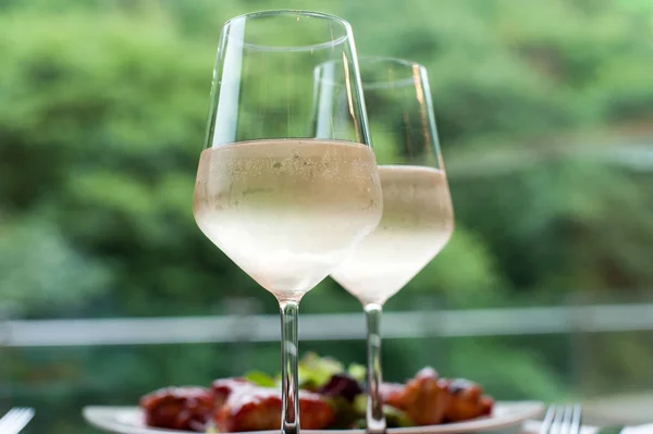 Dos copas de delicioso vino blanco refrigerado con merienda en restaur — Foto de Stock