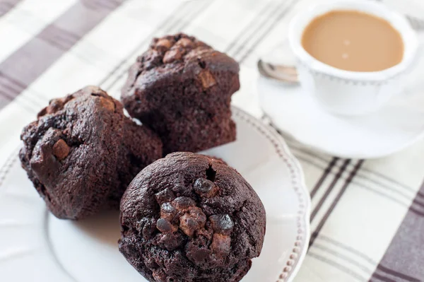 Homemade chocolate muffins/buns with cup of coffee. — Stock Photo, Image