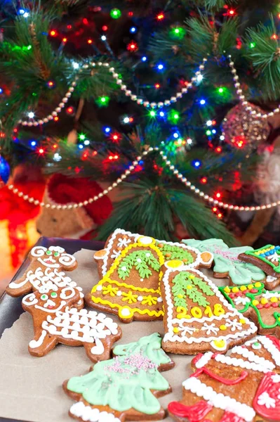 Ev yapımı Noel ağacı Şekil gingerbread çerezleri üzerinde ışıklı — Stok fotoğraf