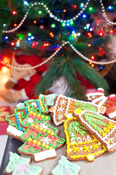 Galletas caseras de jengibre en forma de árbol de Navidad en iluminado —  Fotos de Stock