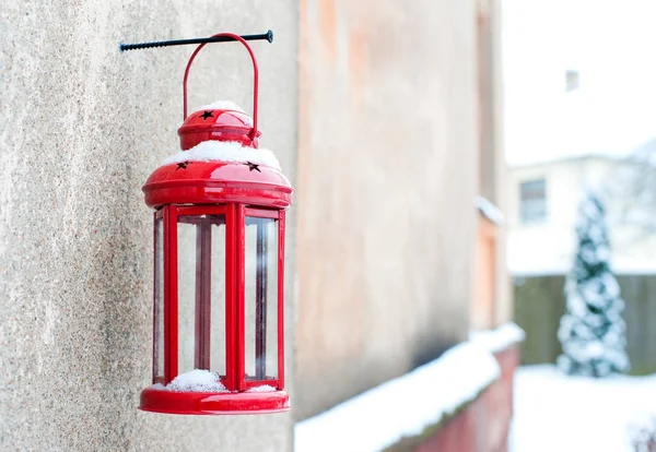 Karácsonyi téli vintage piros gyertya lantern lóg a csavar — Stock Fotó