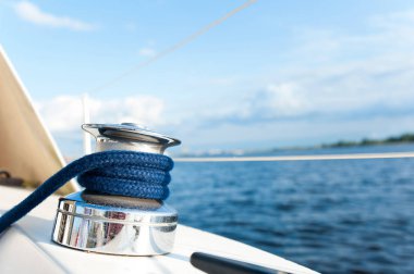 Okyanus yolculuğu sırasında beyaz yat masasında parlak mücadele.