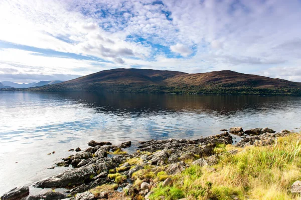 Краєвид з красивими шотландськими дикими горами і озером з р — стокове фото