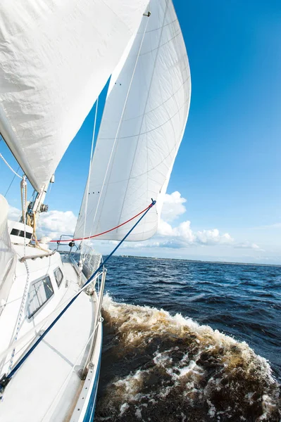 Yacht a vela bianco a una velocità nuota a riva — Foto Stock