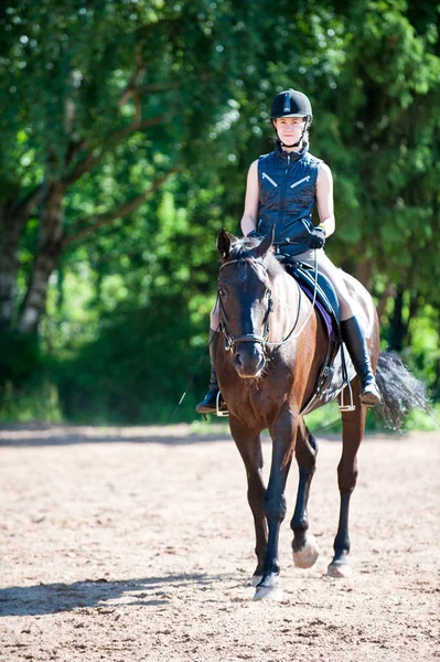 Mladá dospívající dívka jízda na koni v jezdecké škole — Stock fotografie