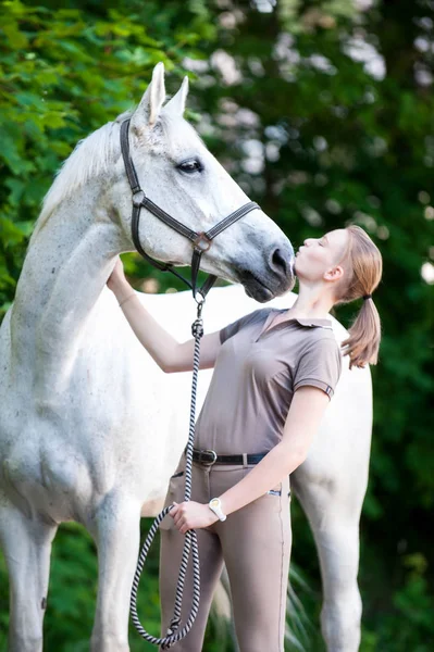 Retrato de hermoso caballo blanco con bastante joven adolescente — Foto de Stock