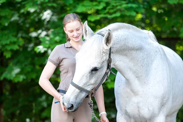 Изящный портрет белой лошади со своей блондинкой-владелицей. — стоковое фото