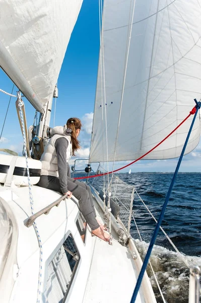 Giovane ragazza che ha viaggio in barca a vela nel mare ventoso — Foto Stock