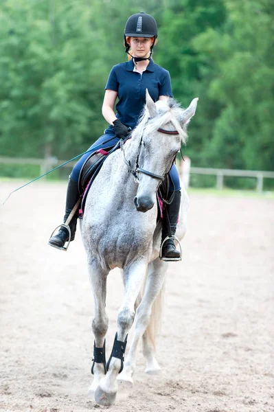 Young lady riding a horse at equestrian school. Training process — Stock Photo, Image