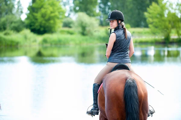 Teenager-Mädchen reitet frühmorgens zum Fluss — Stockfoto