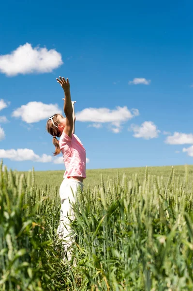 Yaz Toplantı! Mutlu kız yumuşak yaz kazanmak inbreathing