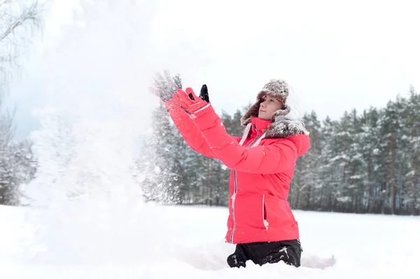 Kış zevk. Sıcak be kar ile oynayan genç kız — Stok fotoğraf