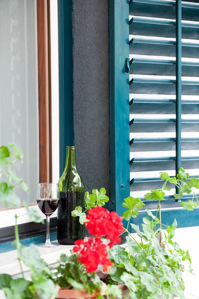 Flasche mit Rotwein für perfekte sommerliche, entspannte Abendgenüsse — Stockfoto