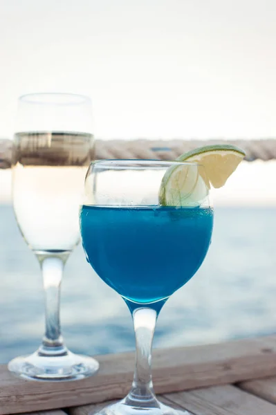 Свіжий м'який блакитний коктейльний напій зі склянкою білого вина — стокове фото