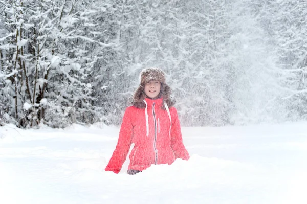Sevimli kız sıcak be kar ile oynamak — Stok fotoğraf